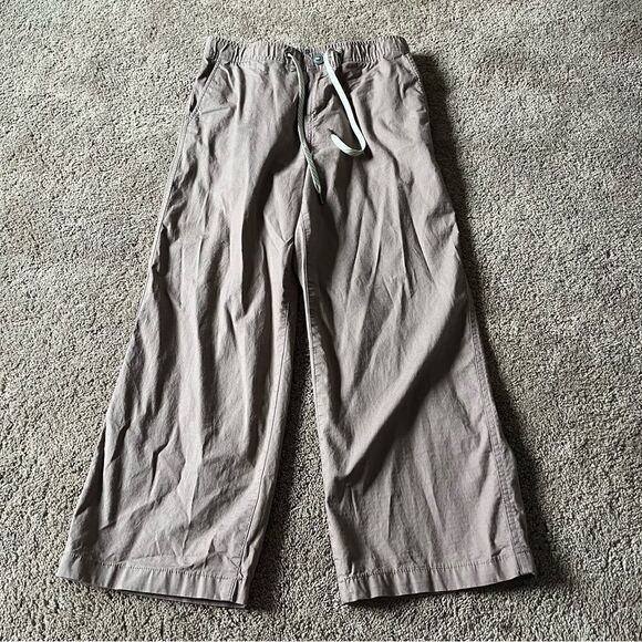 Vuori Women’s Small Cropped Pants - Picture 1 of 8